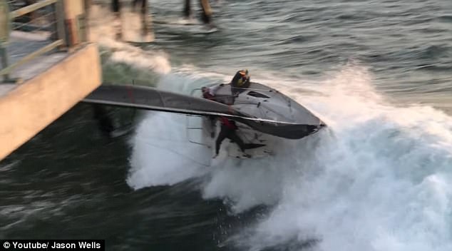 Καλιφόρνια: Η στιγμή που κύμα «πετάει» σκάφος στην ακτή (βίντεο)