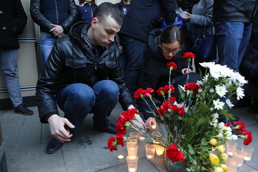 Επίθεση Αγ. Πετρούπολη: Εκατοντάδες Ρώσοι αφήνουν λουλούδια σε πολλά σημεία της πόλης (φωτό)