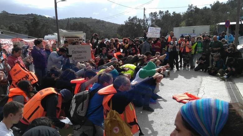 Επεισόδια μεταξύ προσφύγων και αστυνομικών πριν από λίγο στη Μόρια (βίντεο)