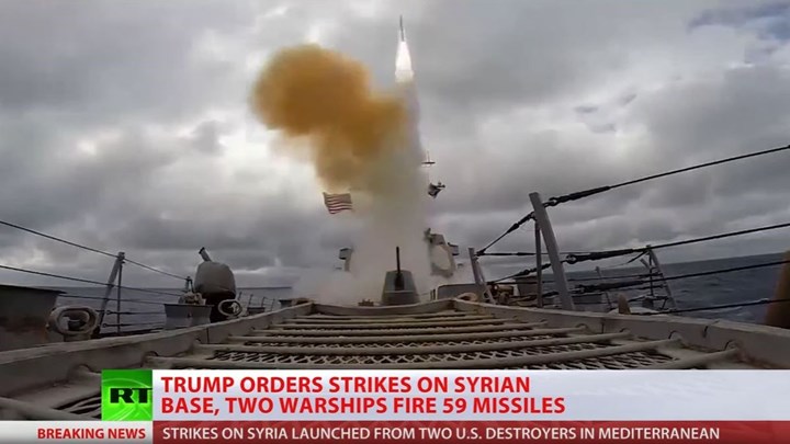 Ζωντανά η αμερικανική πυραυλική επίθεση κατά της αεροπορικής βάσης Σαϊράτ (βίντεο)