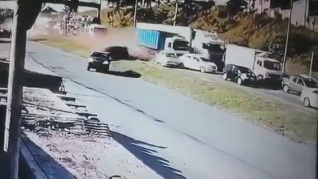 Βραζιλία: Η στιγμή που «ανεξέλεγκτη» νταλίκα … «θερίζει» 20 αυτοκίνητα (βίντεο)