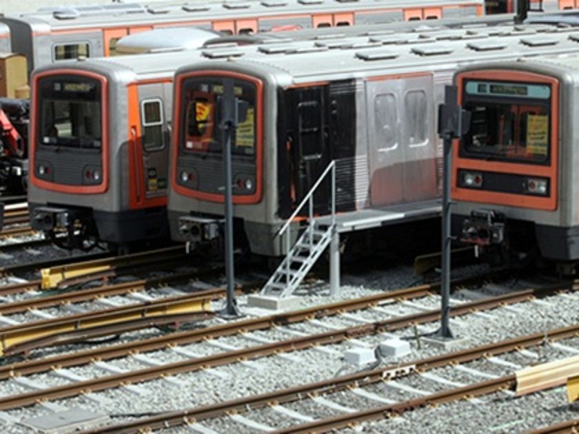 Πυρκαγιά σε εγκαταλελειμμένο βαγόνι στον ΗΣΑΠ στο Θησείο