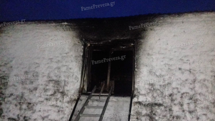 Πυρκαγιά ξέσπασε σε διώροφο στο Θεσπρωτικό: Διέφυγαν οι ένοικοι (φωτό)