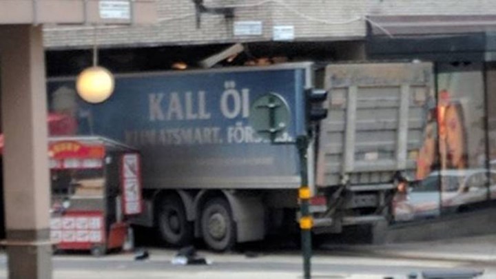 Έλληνας αυτόπτης μάρτυρας στη Στοκχόλμη: «Είδα το φορτηγό να έρχεται από το πουθενά με μεγάλη ταχύτητα προς το πλήθος»