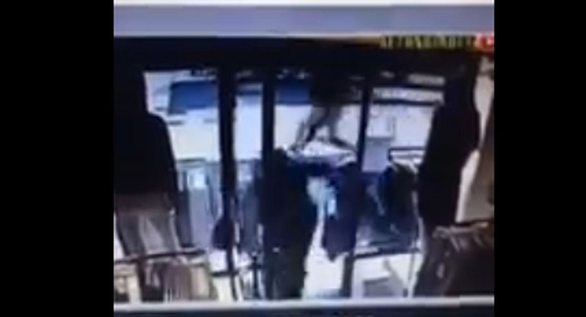 Η τραγική στιγμή που το φορτηγό πέφτει πάνω στους πεζούς και τρέχουν πανικόβλητοι να σωθούν! (βίντεο)