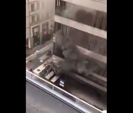 Επίθεση στη Στοκχόλμη: Η στιγμή που το φορτηγό του τρόμου τυλίγεται στις φλόγες! (βίντεο)