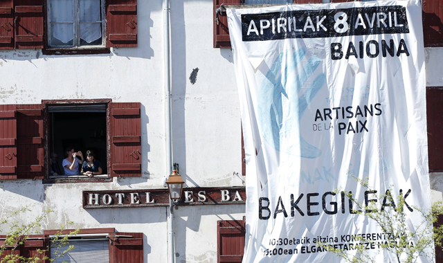 Κοντά στους 3,5 τόνους όπλων και εκρηκτικών βρέθηκαν σε 8 κρυψώνες της οργάνωσης ΕΤΑ