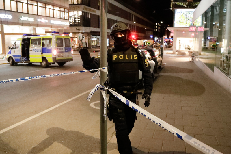 Στοκχόλμη: Νεαροί μετανάστες έριξαν πέτρες σε αστυνομικούς που ερευνούσαν για το μακελειό