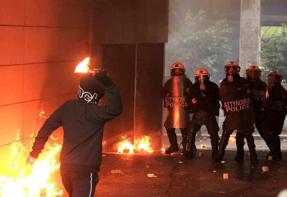 Νέες επιθέσεις με βόμβες μολότοφ και πέτρες σε διμοιρία των ΜΑΤ στα Εξάρχεια