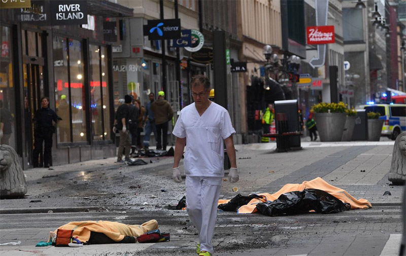 Επίθεση στην Στοκχόλμη: Αναζητούν τον δράστη που οδηγούσε το φορτηγό (φωτό, βίντεο)