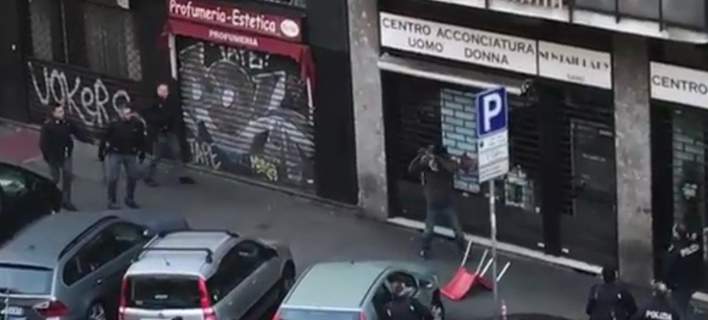 Τρόμος στο Μιλάνο: Aφρικανός βγήκε με μαχαίρια στο δρόμο απειλώντας να σκοτώσει