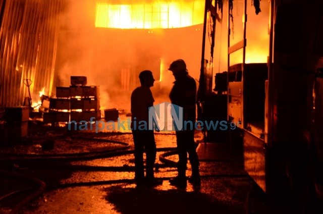 Κάηκε ολοσχερώς κτίριο με μελισσοκομικά είδη στη Ναύπακτο (φωτό, βίντεο)
