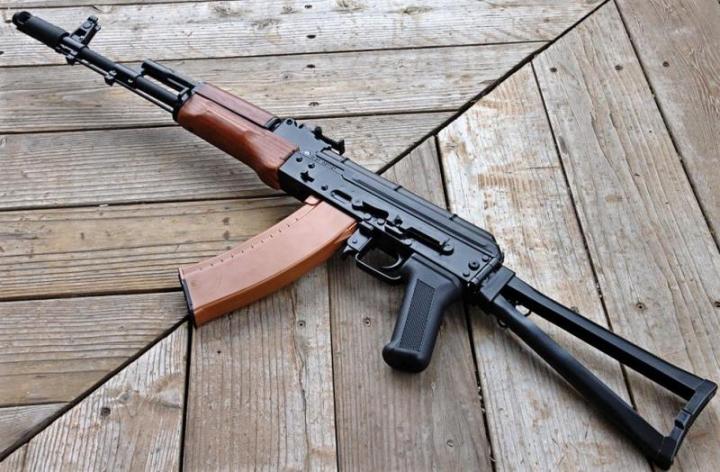 Χανιά: Σύλληψη 18χρονου για κατοχή Καλάσνικοφ και κροτίδων