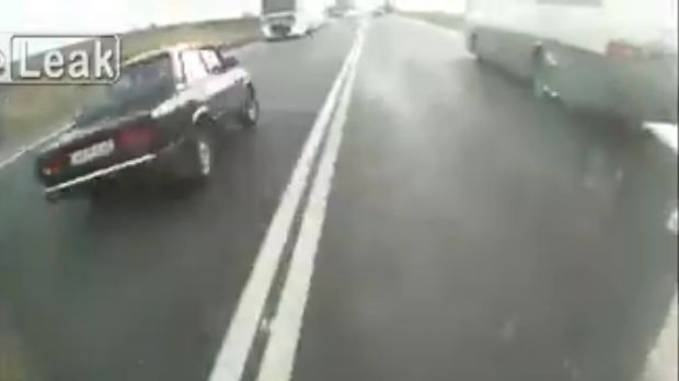 Αυτό κι αν είναι τύχη! Βγήκε αλώβητος μετά από σφοδρή πλαγιομετωπική με φορτηγό (βίντεο)