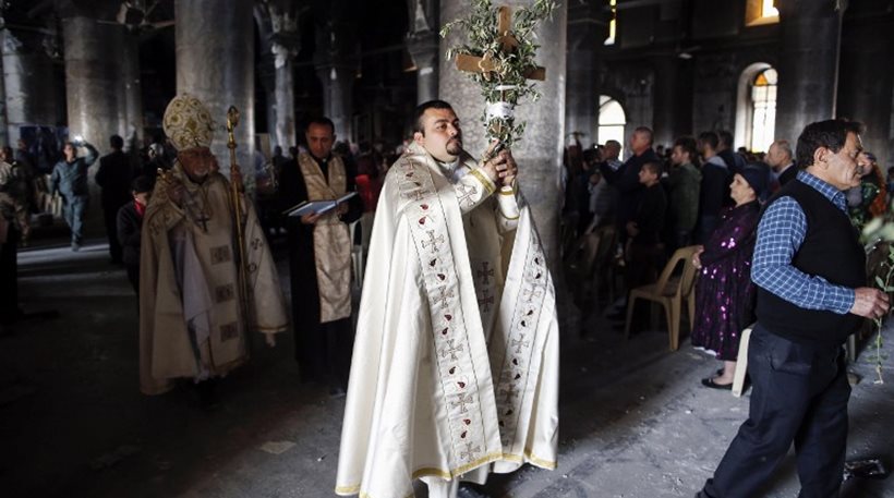 Ιράκ: Εκατοντάδες Χριστιανοί συγκεντρώθηκαν σε ρημαγμένη εκκλησία από το ISIS για την Κυριακή  Βαΐων