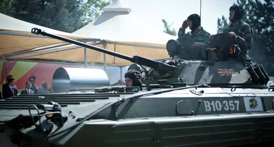 Μετακίνηση στρατιωτικών μονάδων προς το κέντρο των Σκοπίων (βίντεο)