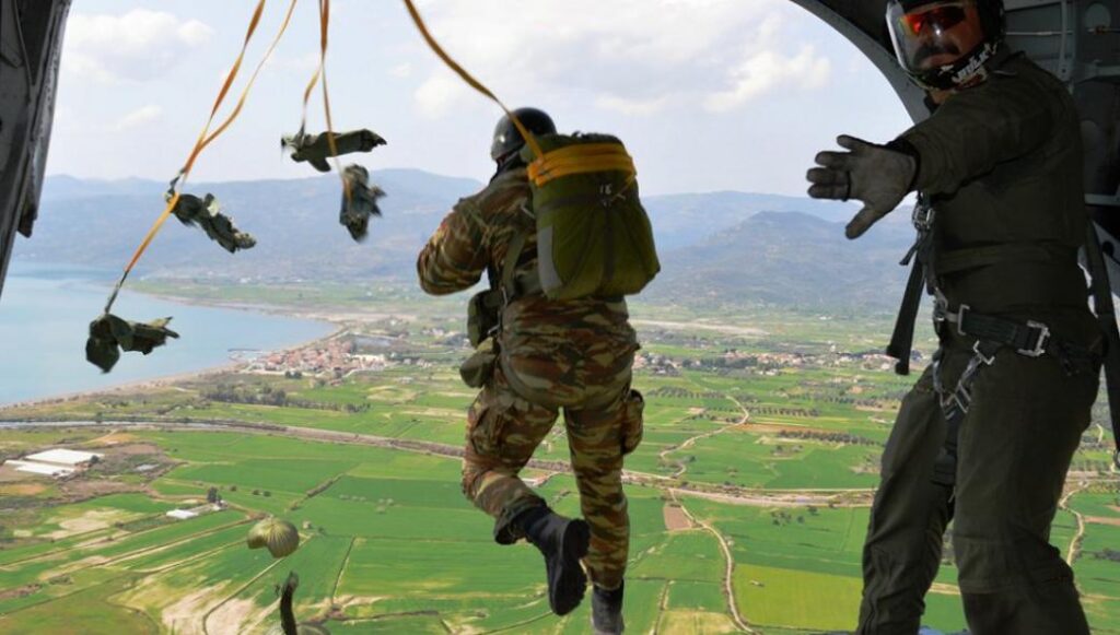 ΓΕΣ: Εντυπωσιακές εικόνες από άσκηση αλεξιπτωτιστών στη Λέσβο (φωτό)