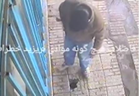 Πέταξε το τσιγάρο του μέσα σε μια τρύπα στο πεζοδρόμιο – Αυτό που έγινε δεν θα το ξεχάσει ποτέ … (βίντεο)