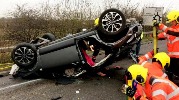 Κι όμως βγήκαν ζωντανοί! Αυτοκίνητο απογειώνεται 4 μέτρα ψηλά, χτυπάει σε δέντρο και προσγειώνεται με τη σκεπή (βίντεο)