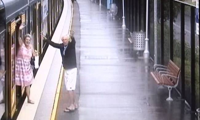 Η τρομακτική στιγμή που αγοράκι γλιστράει στο κενό μεταξύ συρμού και αποβάθρας (βίντεο)