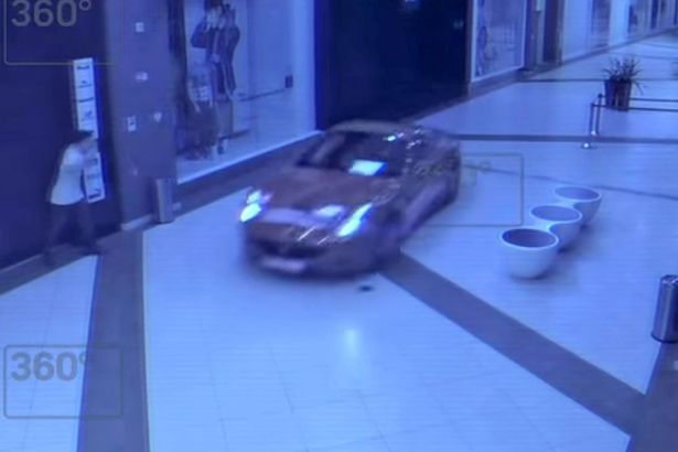 Το είδαμε και αυτό! Πρώην δήμαρχος μπούκαρε με Φεράρι σε εμπορικό (βίντεο)