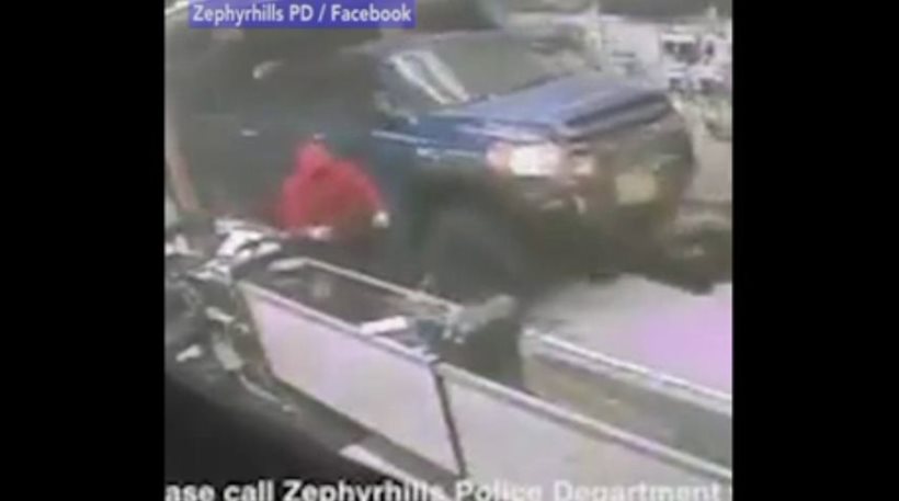 Φλόριντα: Η στιγμή που κλέφτες εισβάλλουν με αγροτικό σε κατάστημα όπλων (βίντεο)