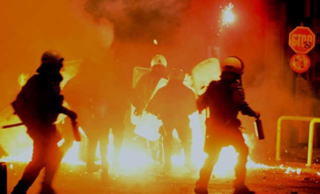 Τέσσερις επιθέσεις κατά των ΜΑΤ στα Εξάρχεια