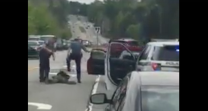 Αστυνομικός στις ΗΠΑ κλωτσά στο πρόσωπο αφροαμερικανό με χειροπέδες – Δείτε το βίντεο που κάνει το γύρο του διαδικτύου