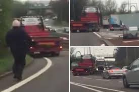 Βρετανία: Οδηγός «κυνηγάει» το φορτηγό του στην κατηφόρα επειδή ξέχασε να … βάλει χειρόφρενο (βίντεο)