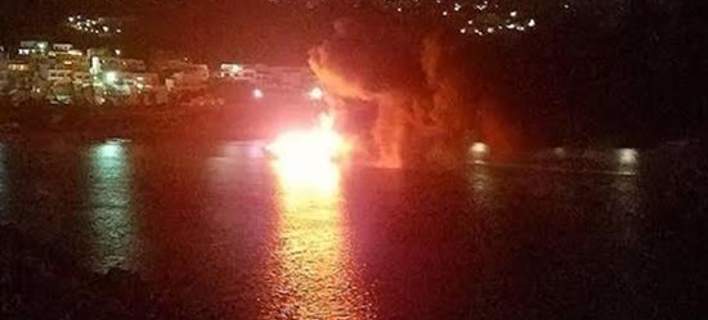 Μύκονος: Φωτιά στο σκάφος «Saint»  – Βυθίστηκε 100 μέτρα από την ακτή (φωτό, βίντεο) (upd)