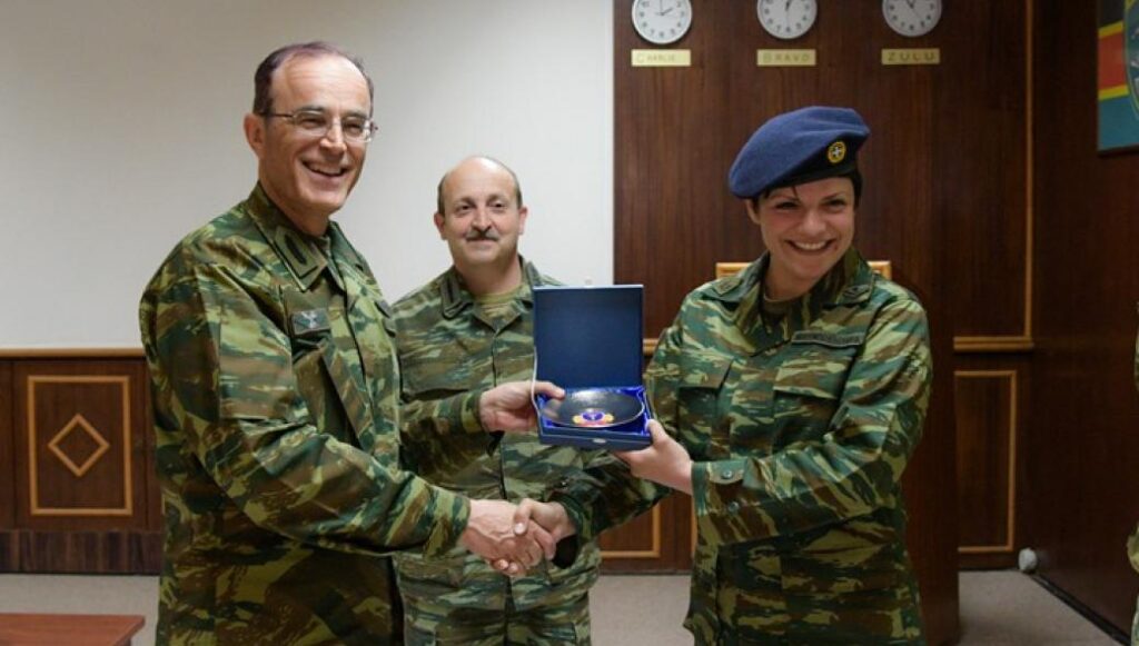 Αλεξανδρούπολη: Βραβεύτηκε ΕΠΟΠ που ξεμπέρδεψε τη σημαία που δεν μπορούσε να κυματίσει (φωτό)