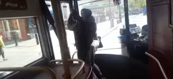 Μπράβο του! – Αφόπλισε ληστή με μαχαίρι σε λεωφορείο (βίντεο)