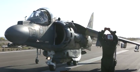 Aνεφοδιασμός πυρομαχικών σε Harrier! (βίντεο)