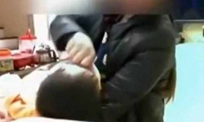 Κίνα: Νταντά ταΐζει το μωρό με το ζόρι και του κρατάει τη μύτη για να καταπιεί – Σοκαριστικό βίντεο