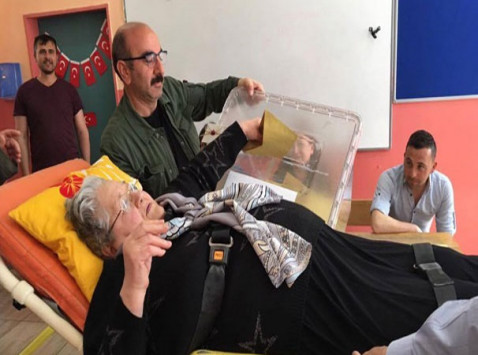 Τουρκία δημοψήφισμα: Ασθενοφόρα μεταφέρουν ασθενείς για να ψηφίσουν (φωτό)