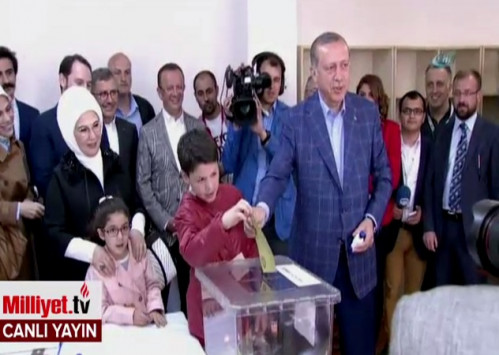 Ψήφισε ο Ρ.Τ.Ερντογάν στην Κωνσταντινούπολη: «Ο τουρκικός λαός θα λάβει τη σωστή απόφαση»