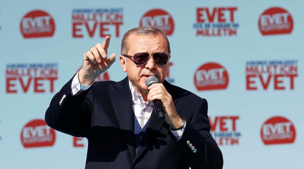 Tουρκικό δημοψήφισμα – Άντρας έριξε έξι ψηφοδέλτια «Ναι» στην κάλπη! Πως να μη βγει το ναι μετά…