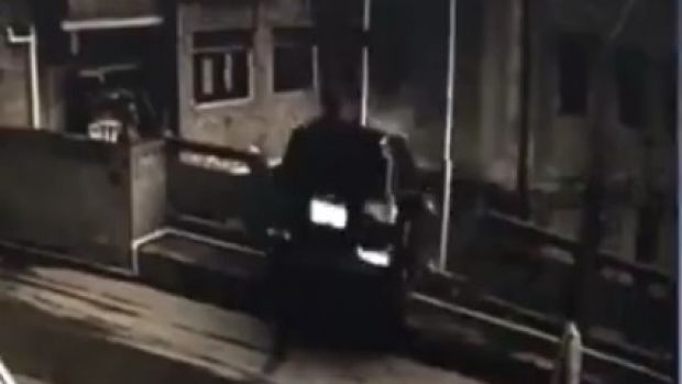 Απορίας άξιον! Πώς τα κατάφερε να πέσει από τη γέφυρα; (βίντεο)