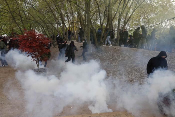 Παρίσι: Ένταση μεταξύ αστυνομικών και διαδηλωτών κατά της Μαρίν Λεπέν