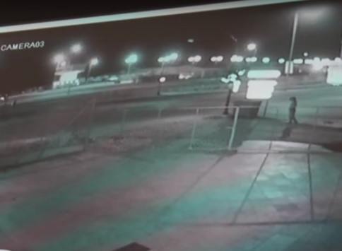 Άγωστος έσπασε με πέτρες δύο μαγαζιά στην Πάτρα (βίντεο)