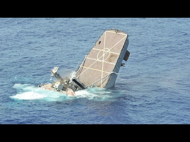 Ασκήσεις βύθισης πολεμικών πλοίων (SINKEX) – Χτυπήματα από πυραύλους και τορπίλες (βίντεο)