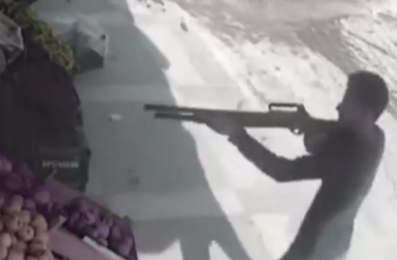 Τουρκία: Μανάβης πετούσε ντομάτες σε κλέφτη με όπλο! (βίντεο)