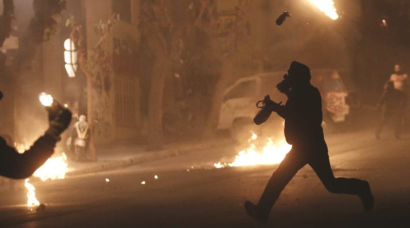 Επίθεση 15 ατόμων με μολότοφ σε διμοιρία των ΜΑΤ στο κέντρο της Αθήνας