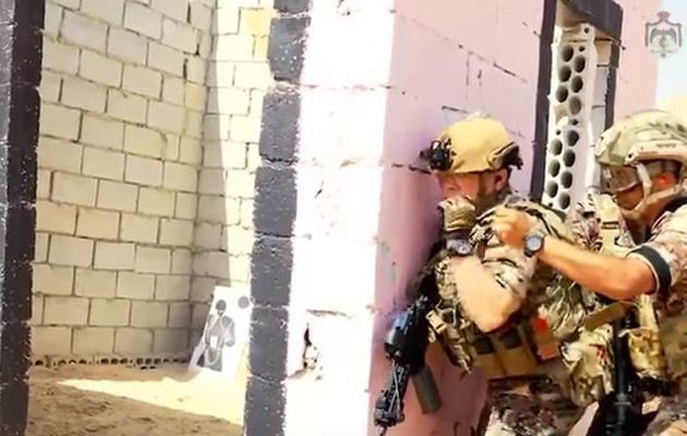 Μάχιμος ο βασιλιάς της Ιορδανίας- Συμμετέχει σε άσκηση με πραγματικά πυρά (βίντεο)