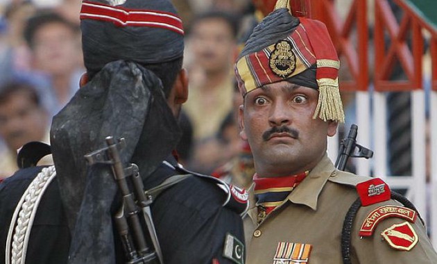 Η στρατιωτική τελετή συνόρων Ινδίας-Πακιστάν… βίντεο για γέλια!