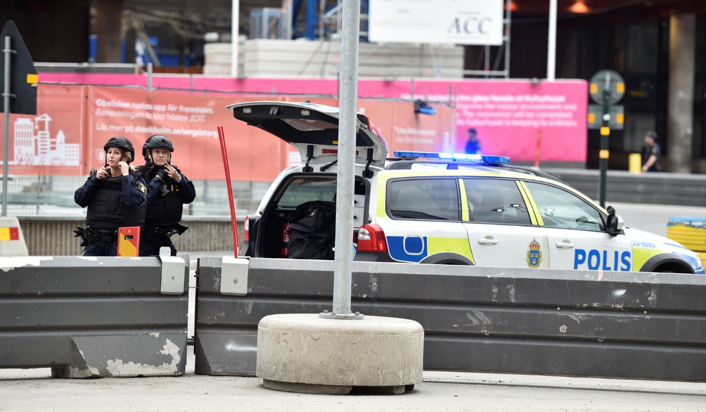 EKTAKTO: Αυτοκίνητο έπεσε πάνω σε πλήθος στο Ισραήλ!