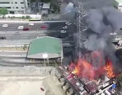Φιλιππίνες: Η στιγμή που πυλώνας του ηλεκτρισμού έπεσε πάνω σε αυτοκινητόδρομο (βίντεο)