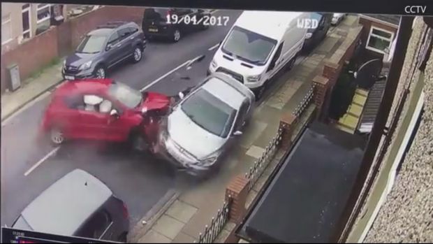 Σπέρνουν την καταστροφή και στη συνέχεια … σφυρίζουν αδιάφορα (βίντεο)