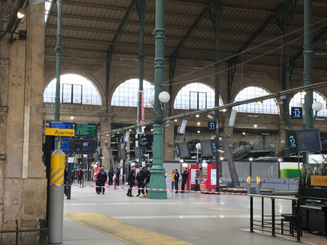 ΕΚΤΑΚΤΟ: Άντρας οπλισμένος με μαχαίρι στον σταθμό Γκαρ ντι Νορ στο Παρίσι (φώτο,βίντεο)