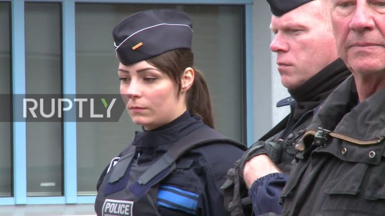 Γαλλία: «Αστακοί» τα εκλογικά κέντρα με πάνοπλους αστυνομικούς και το χέρι «στην σκανδάλη» (βίντεο)